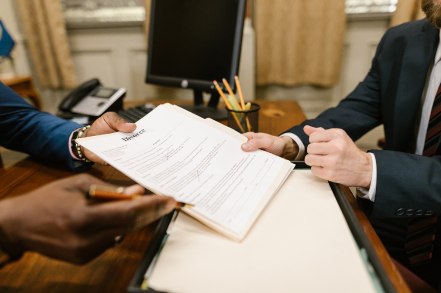 Divorce à l&rsquo;amiable : peut-on prendre un seul avocat pour les deux époux ?